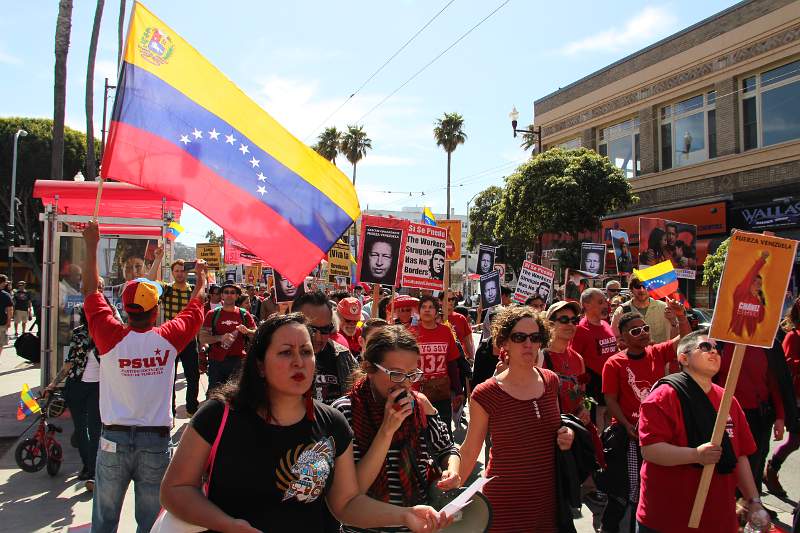 La bandera de Venezuela ondeó en las calles de San Francisco en reconocimiento al legado de Hugo Chávez