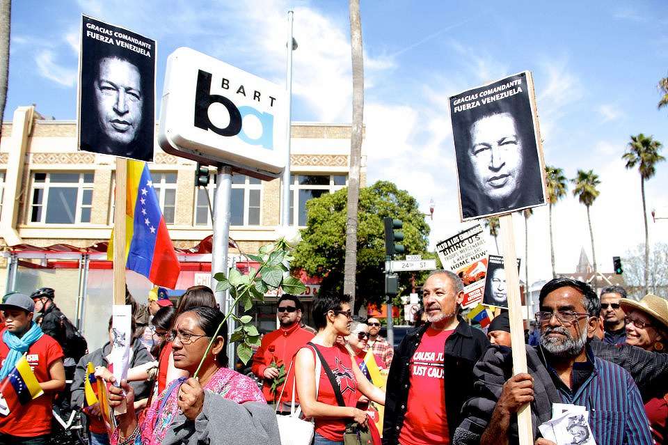 Gente de todos los grupos étnicos y religiosos se concentraron en las calles de San Francisco en reconocimiento al legado de Hugo Chávez