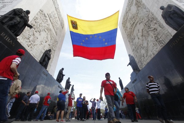 Gente camina en los monolitos de Los Próceres, buscando la cola para ver a Chávez