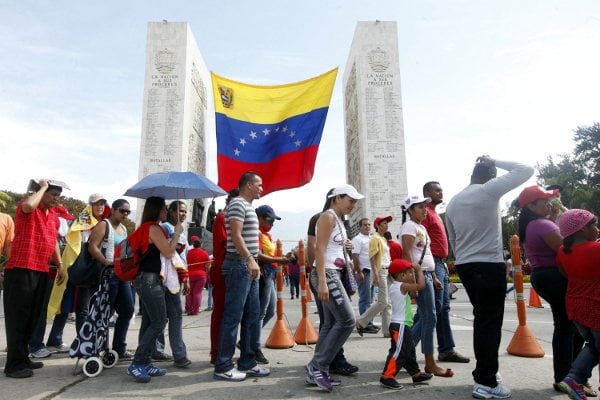 La cola en los monolitos de Los Próceres para ver a Chávez