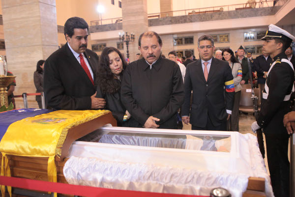 daniel Ortega y esposa en el funeral del Comandante Chávez