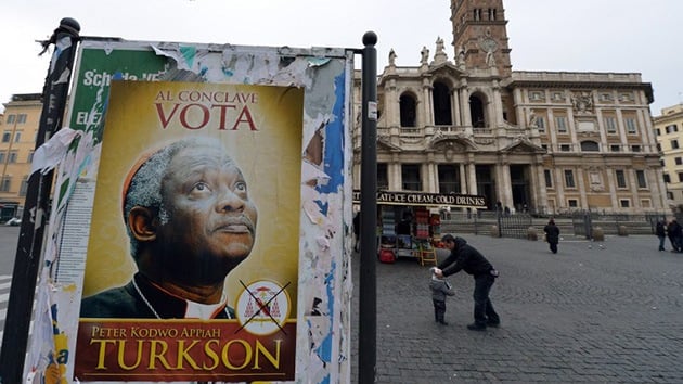Decenas de afiches con la imagen de Peter Turkson, de Ghana, aparecieron en Roma