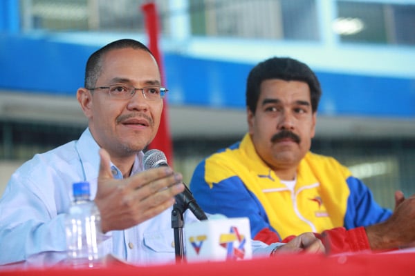 Vicepresidente Maduro junto a Ernesto Villegas, ministro de Comunicación