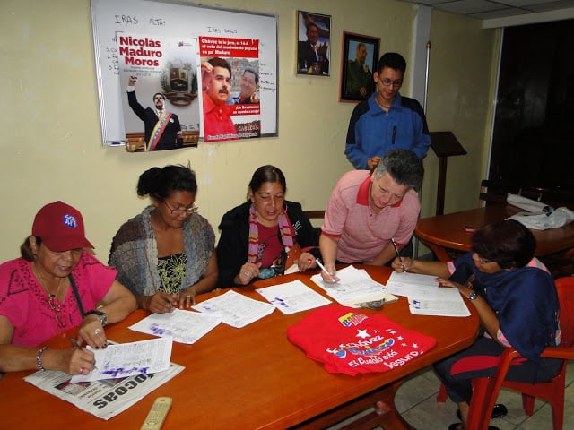 Comités de Salud y Contraloría Social de la parroquia Sucre recogen firmas para formular denuncia ante  el TSJ contra Capriles y Bocaranda