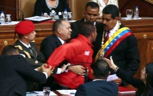Hay que destacar la celeridad de Diosdado Cabello para defender a Maduro. Es quien agarra al "espontaneo". Después dicen...