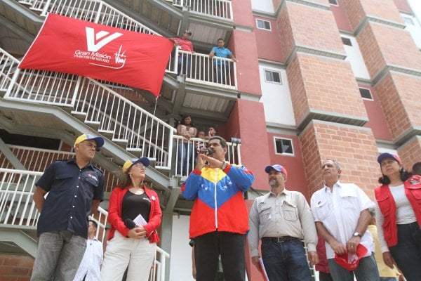 Presidente Maduro entrega viviendas en El Valle, Caracas