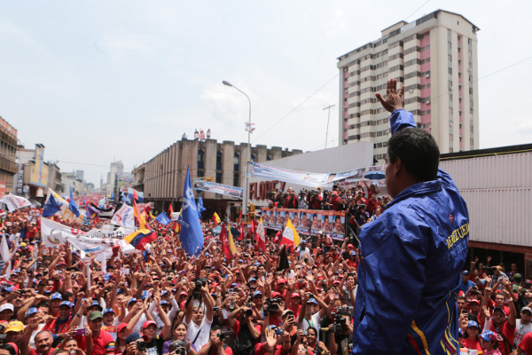 El país está convertido en una marea roja que apoya a Maduro
