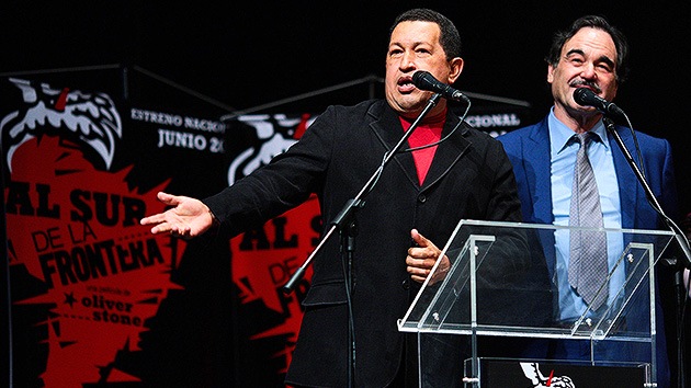 Hugo Chávez junto a Oliver Stone