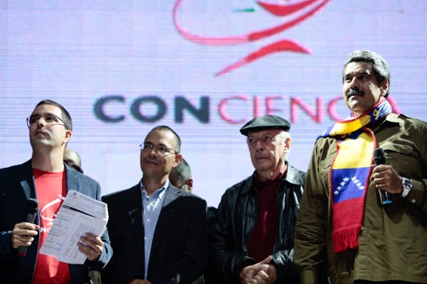 Presidente Nicolás Maduro junto a Daniel Viglietti, Vicepresidente Arreaza y el Ministro Villegas
