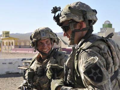 A la izquierda de la foto, el sargento Robert Bales durante su servicio en Afganistán.
