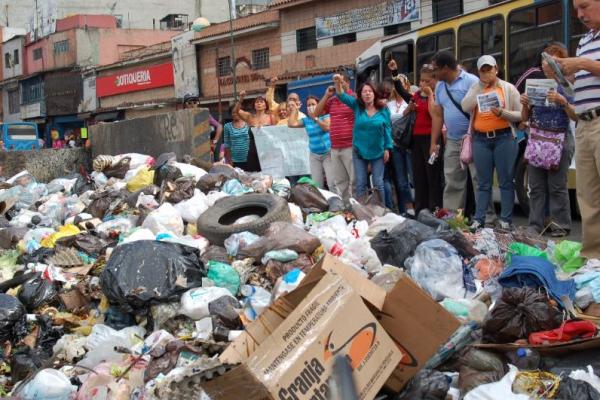 La basura sepulta a Petare debido a la desidia del "gobernador" Henrique CAPriles