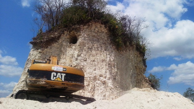 Las excavadoras de una compañía constructora han destruido una de las mayores pirámides mayas de Belice para extraer grava destinada a la construcción de carreteras, informan las autoridades del país.