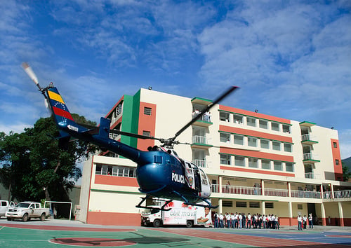 Un helicóptero de la Policía Nacional Bolivariana (PNB) se precipitó a tierra este jueves en horas de la mañana en la carretera nueva que comunica Antímano con El Junquito, dejando un saldo de cinco efectivos fallecidos