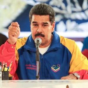 El mandatario venezolano cuestionó que “los Estados Unidos si le da asilo político a unos ex militares venezolanos que dirigidos por grupos fascistas le pusieron bombas a la embajada de Colombia, al consulado de España y viven protegidos por el Gobierno de EEUU en Miami”