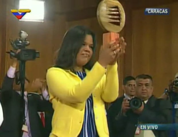 María Gabriela recibe el premio extraordinario otrogado a su padre, el Comandante eterno Hugo Chávez