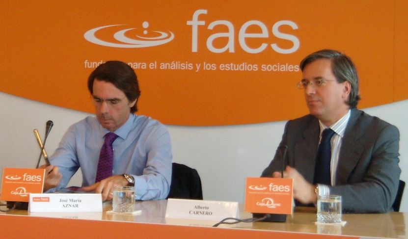 Alberto Carnero (der.) junto a José María Aznar en un evento del FAES en 2008