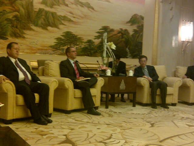 El Vicepresidente sostiene una reunión con el alcalde de Shanghai, China