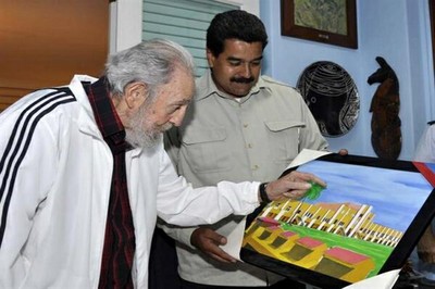 Maduro se reunió con Fidel Castro y le regaló un cuadro hecho por Chávez.