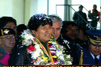 El jefe de Estado de Bolivia, Evo Morales, recibió honores militares en el Aeropuerto Internacional de El Alto
