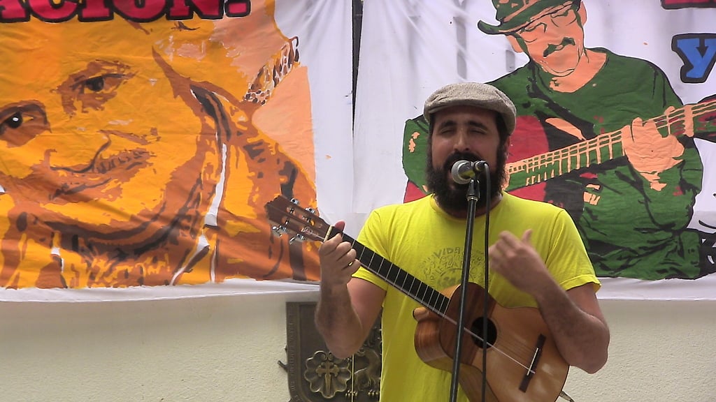 Sandino primera cantando en el Acto de solidaridad con Carlos Ilich Ramirez y Julian Conrado en la plaza bolívar de caracas