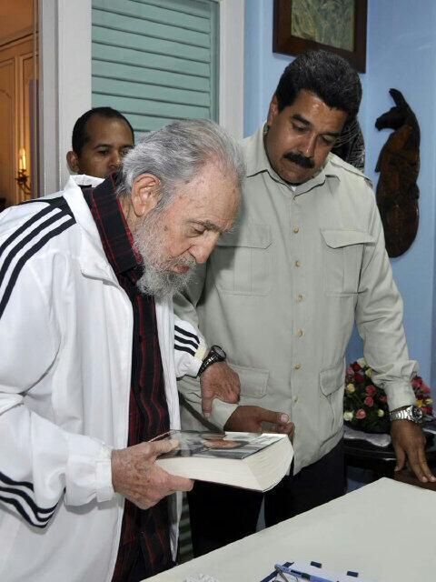 Maduro obsequió a Fidel el libro 'Mi primera vida', de Ignacio Ramonet, una entrevista de profundidad al Comandante Chávez