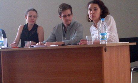 Snowden acompañado de Tanya Lokshina de Human Rights Watch y Sarah Harrison de Wikileaks