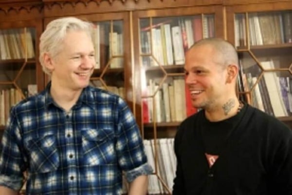 El Vocalista de Calle 13, René Pérez se reunió con Julian Asange de WikiLeaks