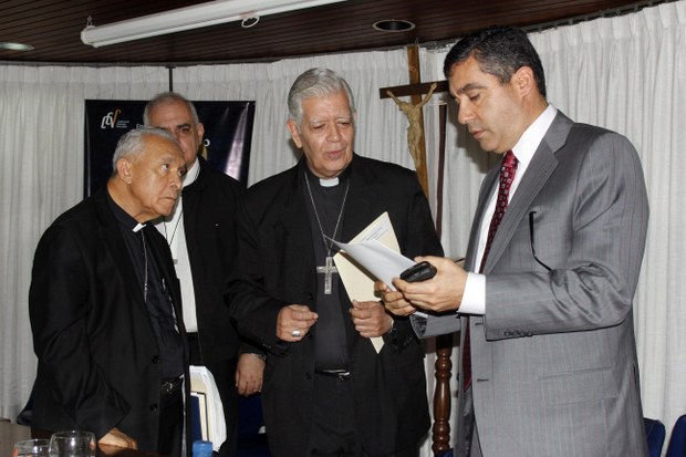 Como que hicieron caso al Papa Francisco. La Conferencia Episcopal se reunió con el ministro Rodríguez Torres.