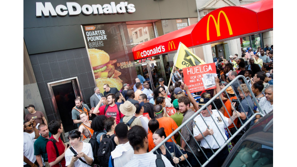 Trabajadores de McDonalds en huelga