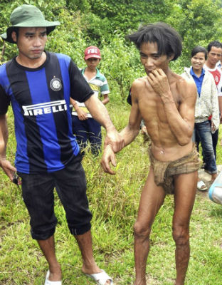 Hoa Van Lang, de 41 años, tras ser encontrado en un bosque vietnamita.