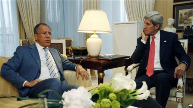 El canciller ruso Sergei Lavrov con el Secretario de Estado de EEUU, John Kerry