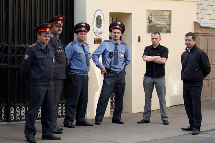 Policías rusos vigilan embajada de Venezuela en Moscú