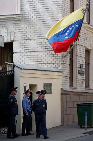 Policías rusos vigilan embajada de Venezuela en Moscú
