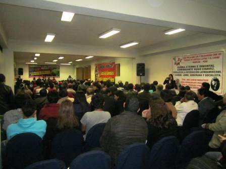 Vista del Congreso del MPGT del Perú. En la pancarta lateral pueden observarse las imágenes y los nombres de Hugo Chávez y de Mariategui.
