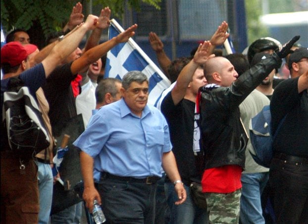 “Temednos, que ya llegamos!” Estas fueron las primeras palabras de Nikos Michaloliakos, líder de Amanecer Dorado, formación neo-nazi que obtiene 21 escaños en el Parlamento Griego después de conseguir el 7% de los votos en las elecciones griegas