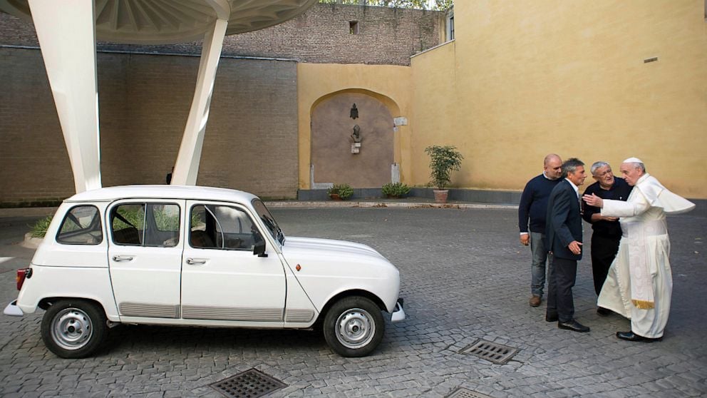 El Papa Francisco habla con el sacerdote Renzo Zocca, quién le regaló el carro