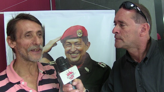 José Ramón Terán Quijada opina sobre el apagón y Siria, Chávez saluda y sonríe.