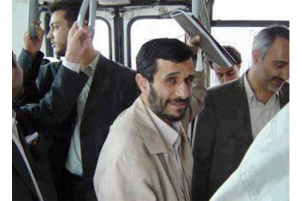 el profesor Mahmud Ahmadineyad "guindao" en el autobús para ir a dar clases.