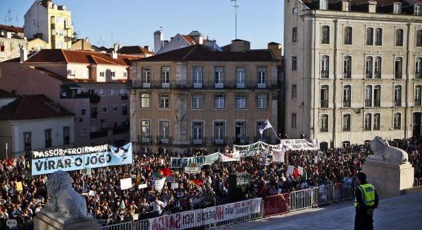 En Lisboa la manifestación terminó en las escaleras del edificio del Parlamento