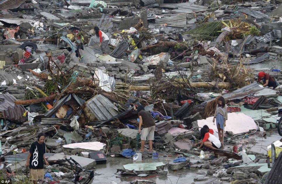 Filipinas: sobrevivientes en Tacloban city intentan rescatar algunas pertenencias