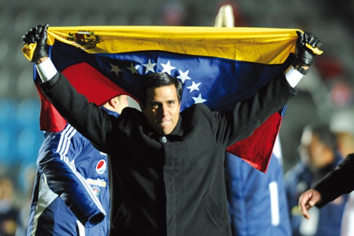 César Farías deja de ser el técnico de la selección nacional de fútbol