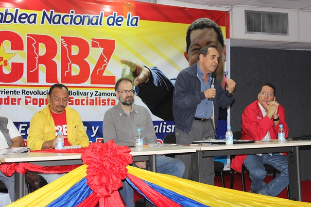 Habla Héctor Navarro (PSUV), entre dirigentes della CRBZ, Samán y Jesús Farías