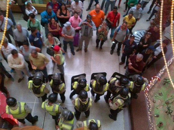 Opositores de clase alta se enfrentan a la Policiía Nacional Bolivariana con el fin de salvaguardar su derecho a pagar precios altos