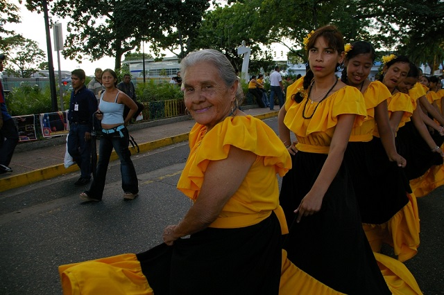 Columba, encabezando la danza de La Culebra de Ipure
