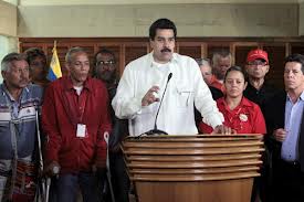 Nicolás Maduro junto a las victimas del Golpe de Estado de abril 2002 en reunión de principios de año 2013 cuando era Vicepresidente