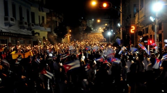 Multitud en las calles de La Habana por laMarcha de las Antorchas en homenaje a Martí