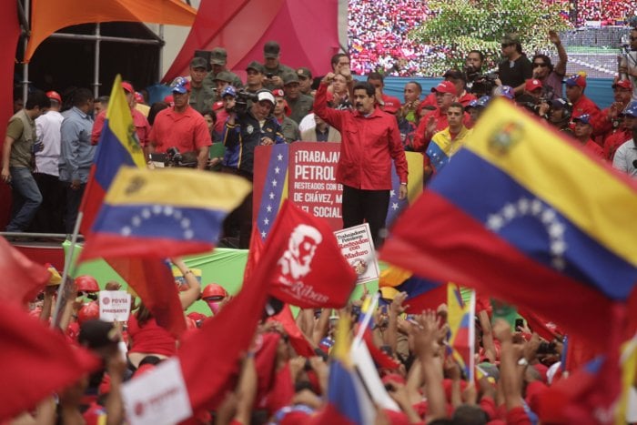 Concentración en Miraflores de los petroleros y en apoyo a Maduro