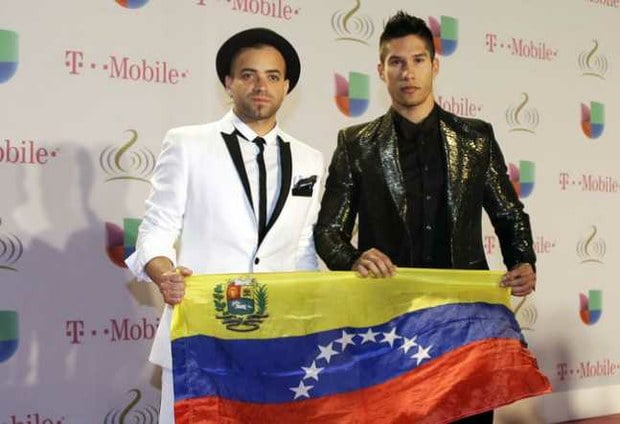 Cantantes Chino y Nacho en los premios Lo Nuestro desde EE.UU