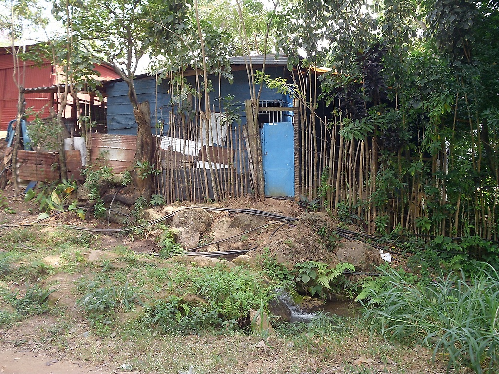 Casas en alto riesgo rodean el manantial.