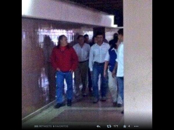 Leopoldo López ingresando al Palacio de Justicia. Diosdado Cabello está con él